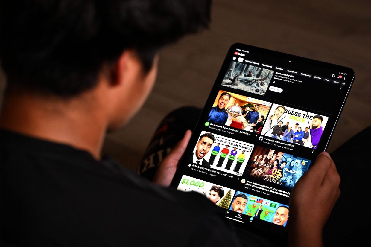 Australian teens boast after dodging new social media ban