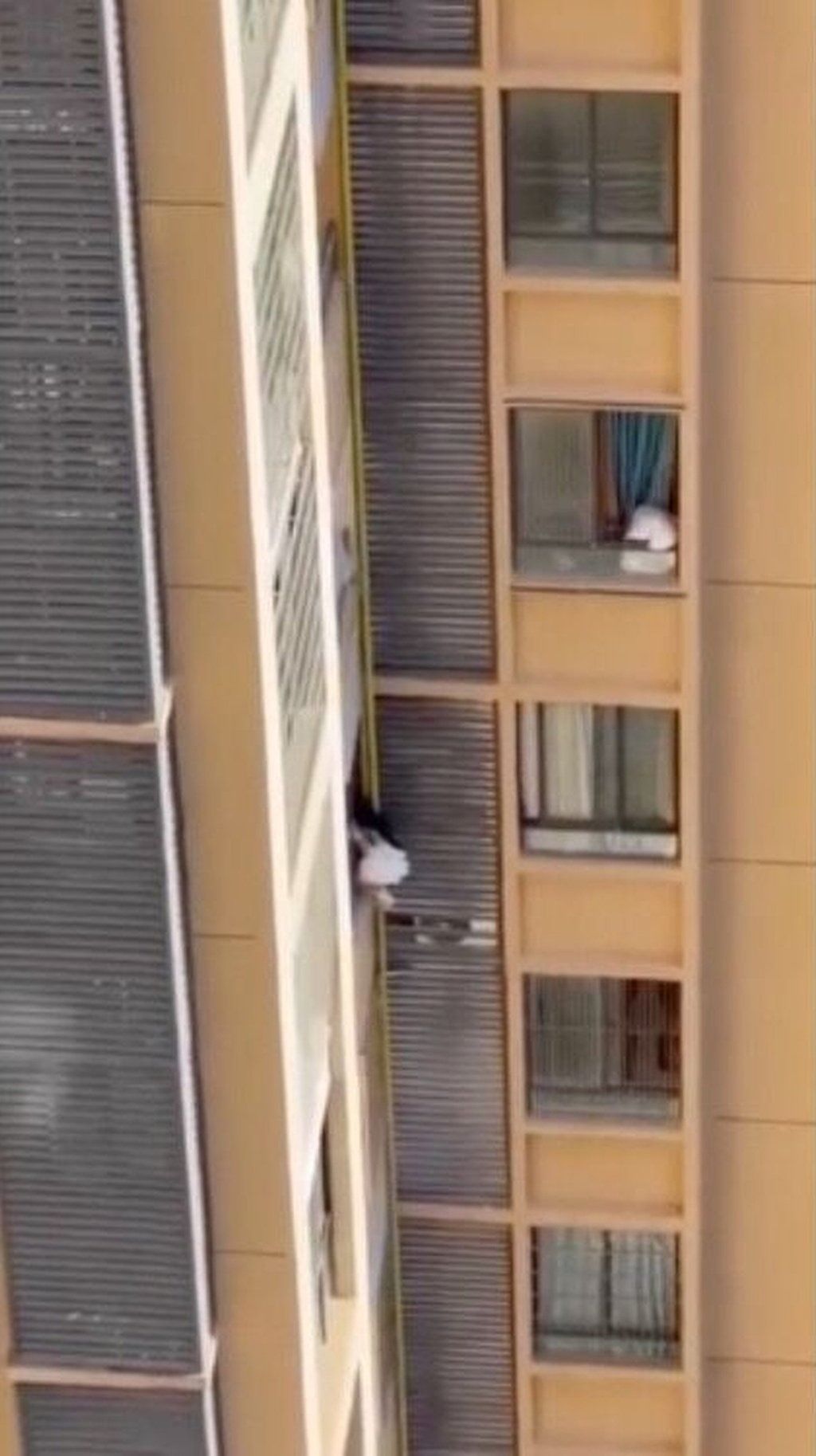 Finally, the woman is helped into a neighbouring unit on a lower floor of the building. Photo: ettoday.net