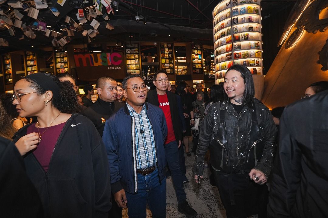 Selangor Mentri Besar Datuk Seri Amirudin Shari tours the new bookstore with Yap (right), alongside Jason Chin (red top), senior general manager of Sunway Malls. Photo: BookXcess