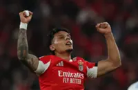 Soccer-Rios leads Benfica to stunning 2–0 victory over Napoli