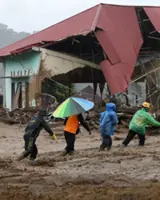 Toll in deadly Indonesia floods near 1,000, frustrations grow