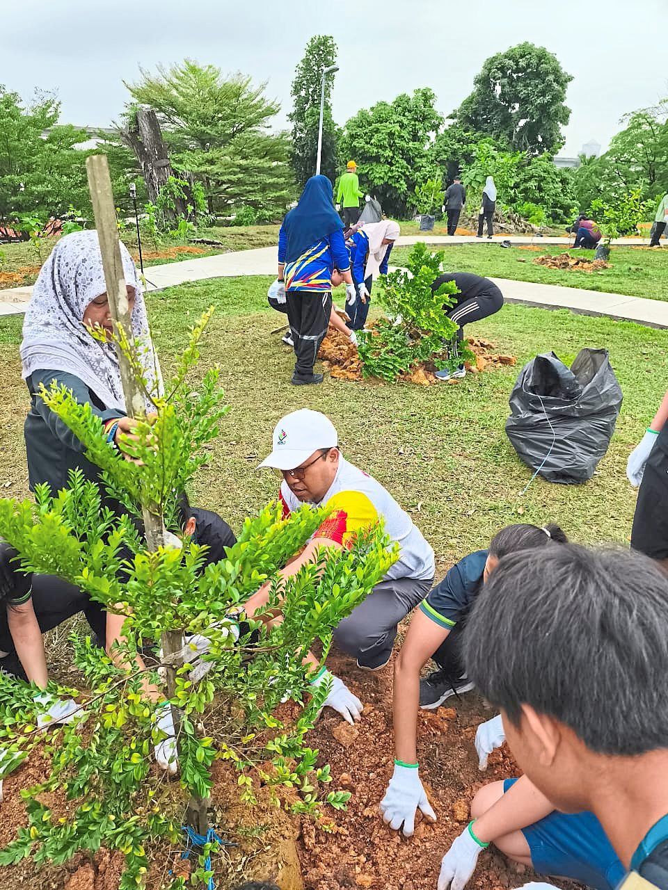 Kamarul Hisham (in cap) taking part in the greening effort in USJ 2.