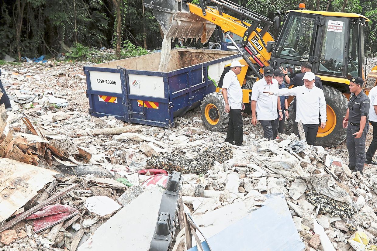 Clearing rubbish: Nga visiting a dumpsite identified under the ‘Sentuhan Kejayaan’ programme in Taman Yarl, Kuala Lumpur. — YAP CHEE HONG/The Star