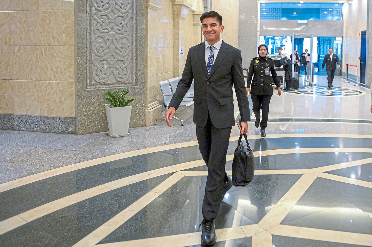 Staying calm: Syed Saddiq arriving at the Palace of Justice. — Bernama 