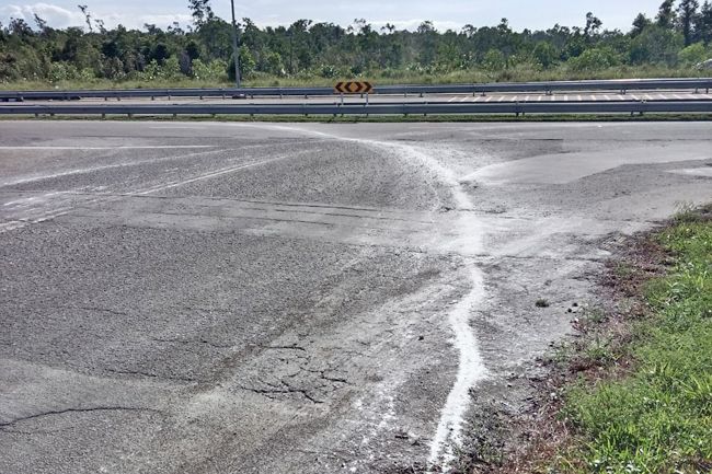 The spilled paint. - Photo: LAW ENFORCEMENT UNIT OF THE TUTONG DISTRICT OFFICE
