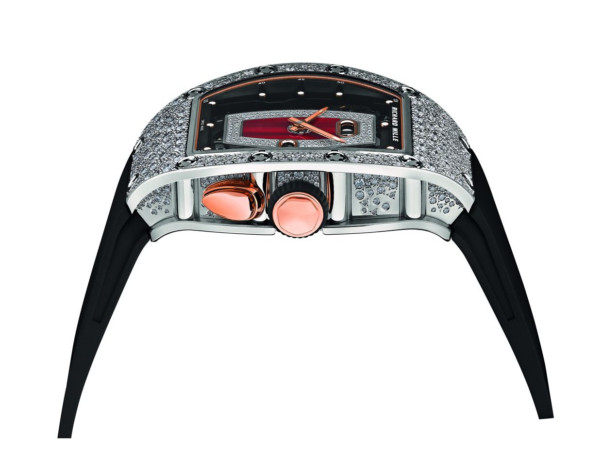 Its unique crown system allows the integrity of the movement to be fully guaranteed and protected from external influences.