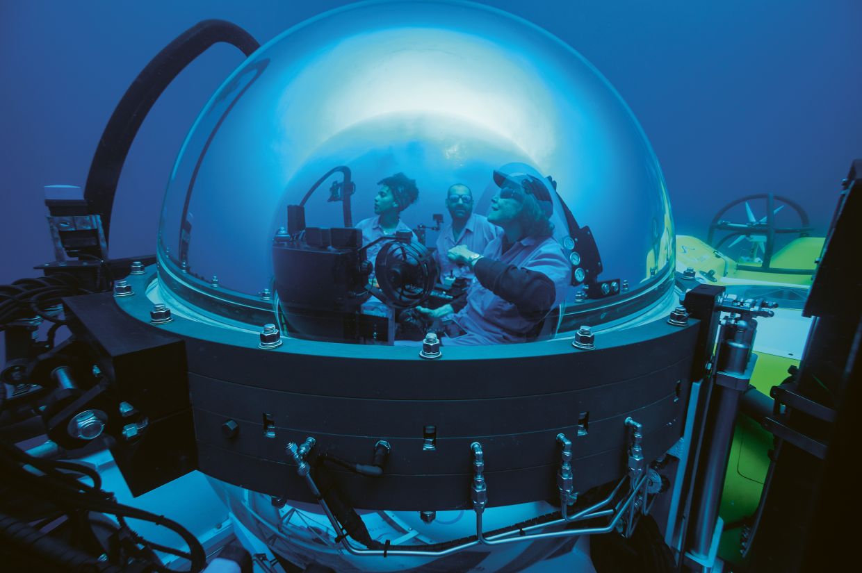 Sylvia Earle, Rolex Testimonee (right) and Salome Buglass (left), marine scientist at the Charles Darwin Foundation, descending in the DeepSea submersible in search of deep sea kelp that may be new to science, during the Mission Blue Galapagos expedition in 2022. — Rolex/Franck Gazzola.
