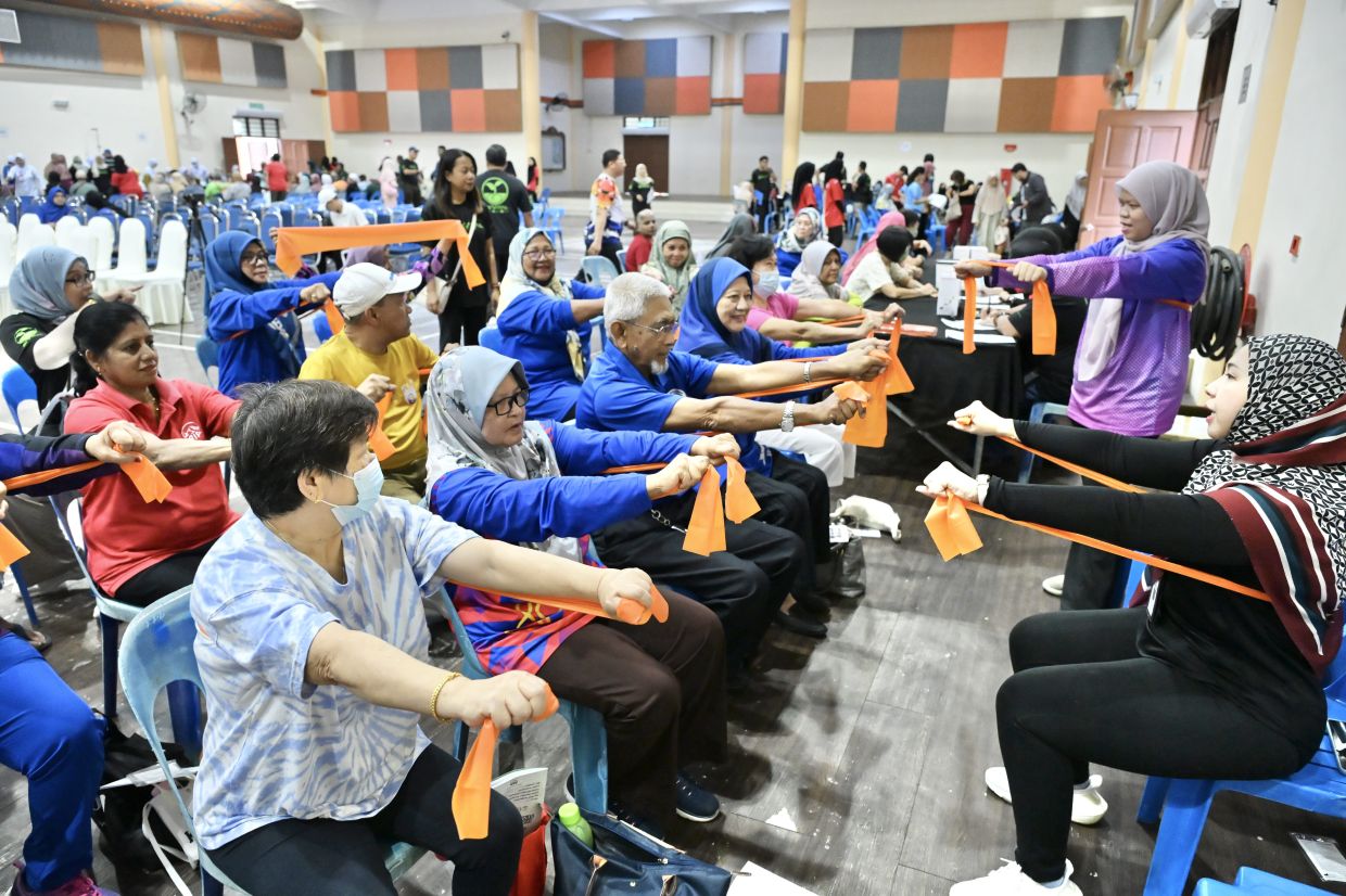 Attendees at the Selangor Senior Citizens’ Health Programme 2025 were also given a quick exercise lesson using resistance bands. Frailty is managed partly through exercise, and can even be reversed in the early stages.