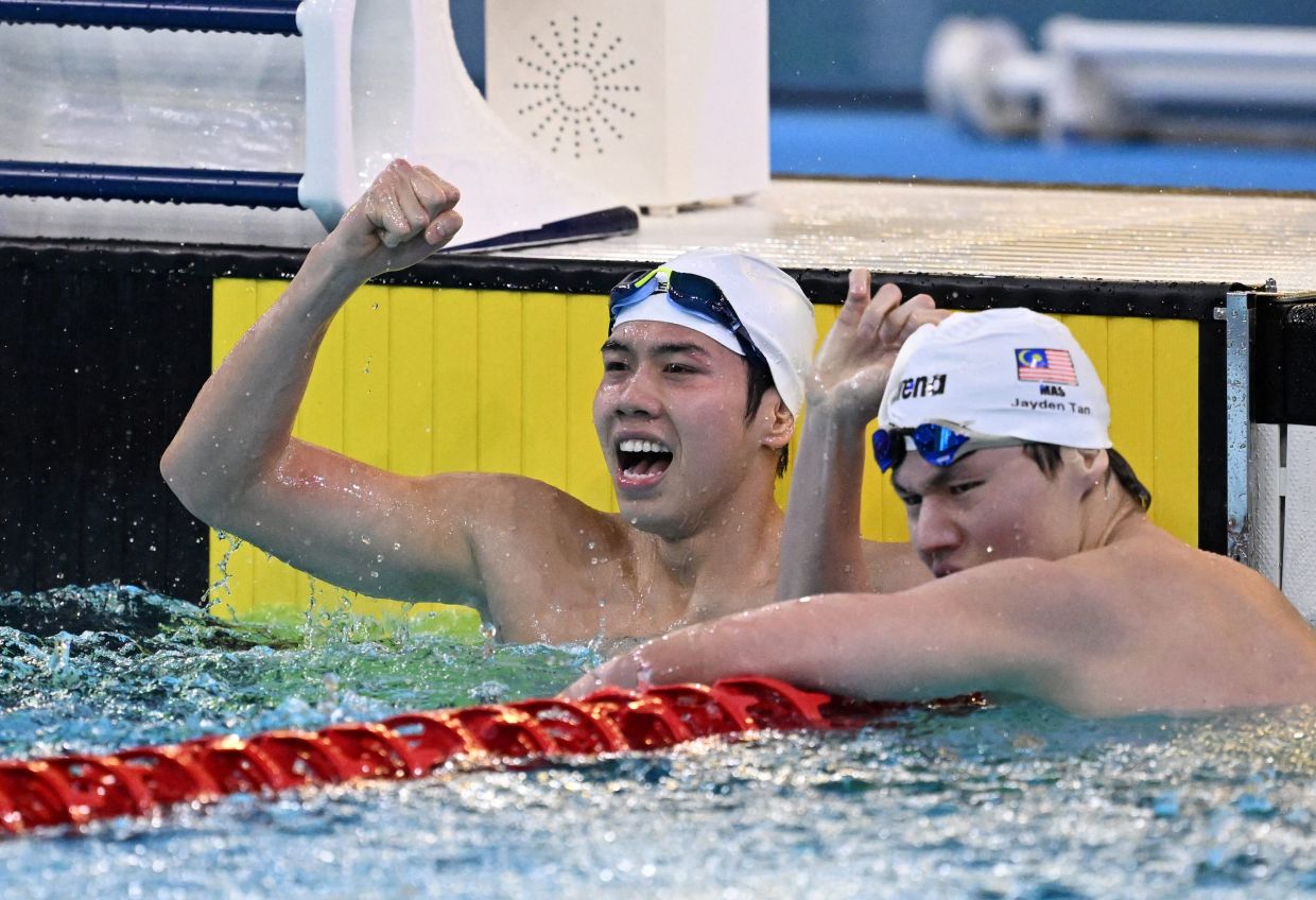 Gold medallist Vietnam's Quang Thuan Nguyen celebrates after winning the men's 400m individual medley finals. Southeast Asian Games - SEA - Swimming - SAT Swimming Pool, Bangkok, Thailand - Friday, December 12, 2025. -- Photo: REUTERS/Andy Chua