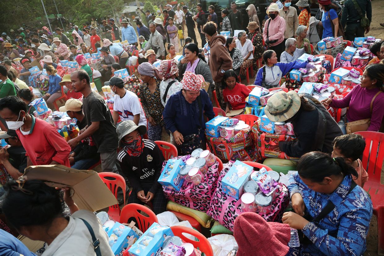 People sit next to supplies after evacuation at Batthkav refugee camp, amid clashes between Thailand and Cambodia along a disputed border area, in Chong Kal, Oddar Meanchey Province, Cambodia, on Friday, December 12, 2025. -- Photo: REUTERS/Kim Hong-Ji