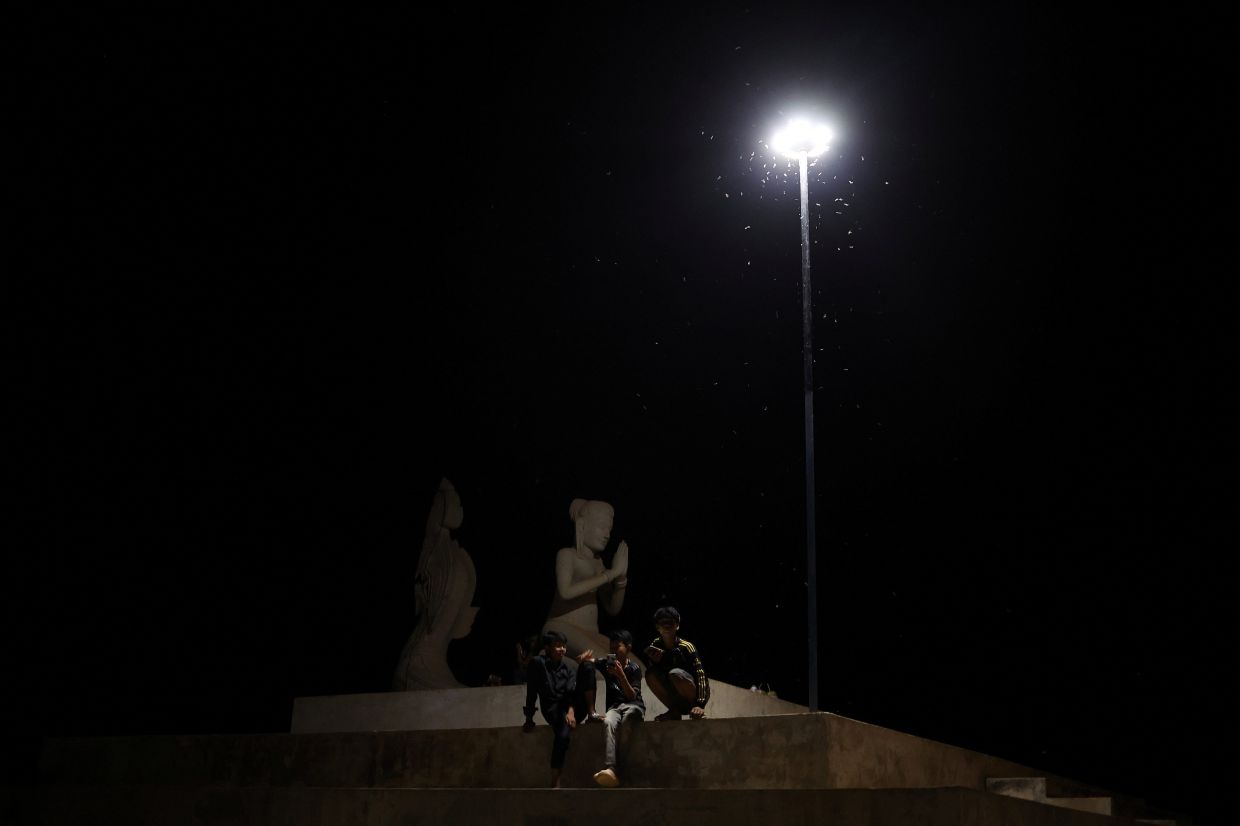 Boys spend time at a refugee camp, amid clashes between Thailand and Cambodia along a disputed border area, in Srei Snam, Siem Reap Province, Cambodia, on Friday, December 12, 2025. -- Photo: REUTERS/Kim Hong-Ji