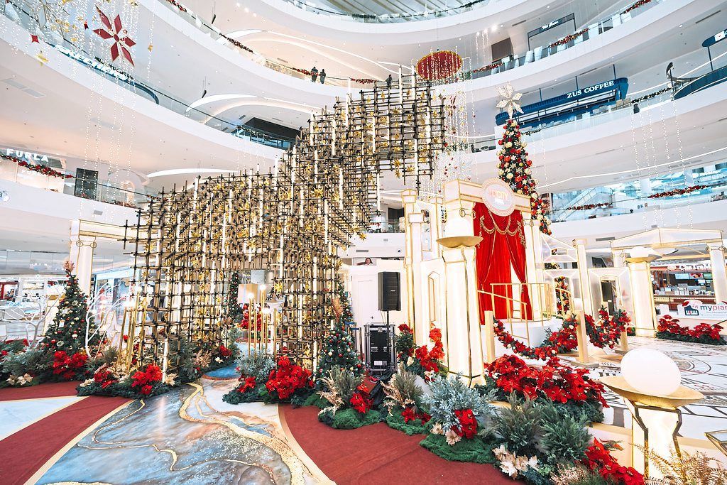 This geometric sculpture by Unreality Studio director Wong Kaiyi, glows with soft golden light and crystal-like reflections at IOI City Mall.