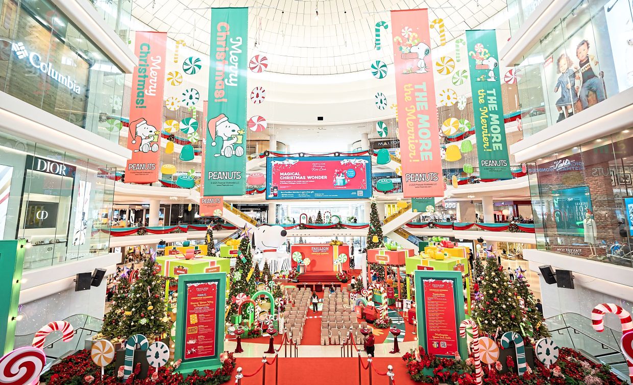 Pavilion Bukit Jalil presents ‘Peanuts Christmas Wonders Together’, featuring the beloved Snoopy, Charlie Brown and Lucy. 