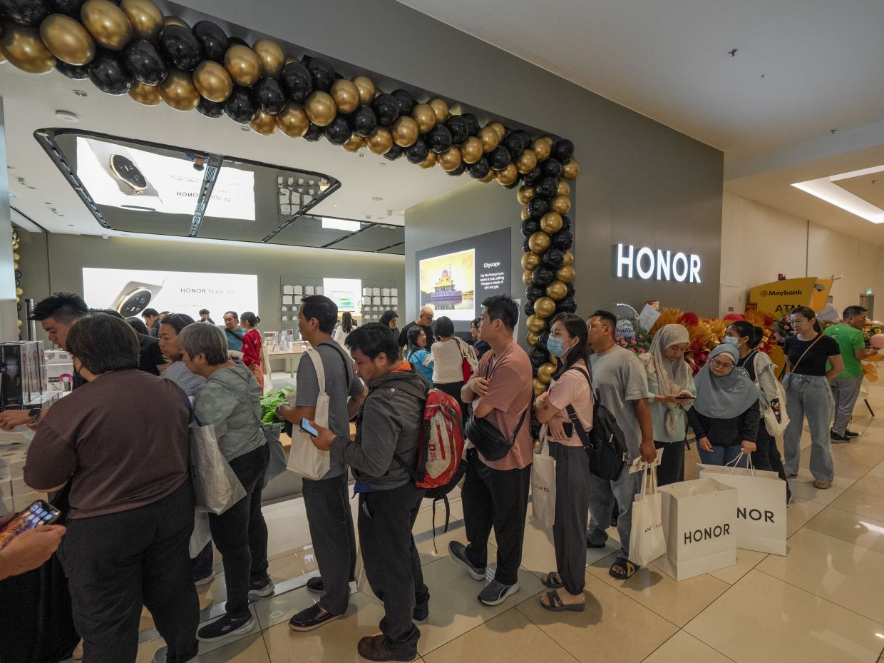 The high demand for HONOR smartphones, like the HONOR Magic8 Pro, led to frequent restocking across various partner channels.