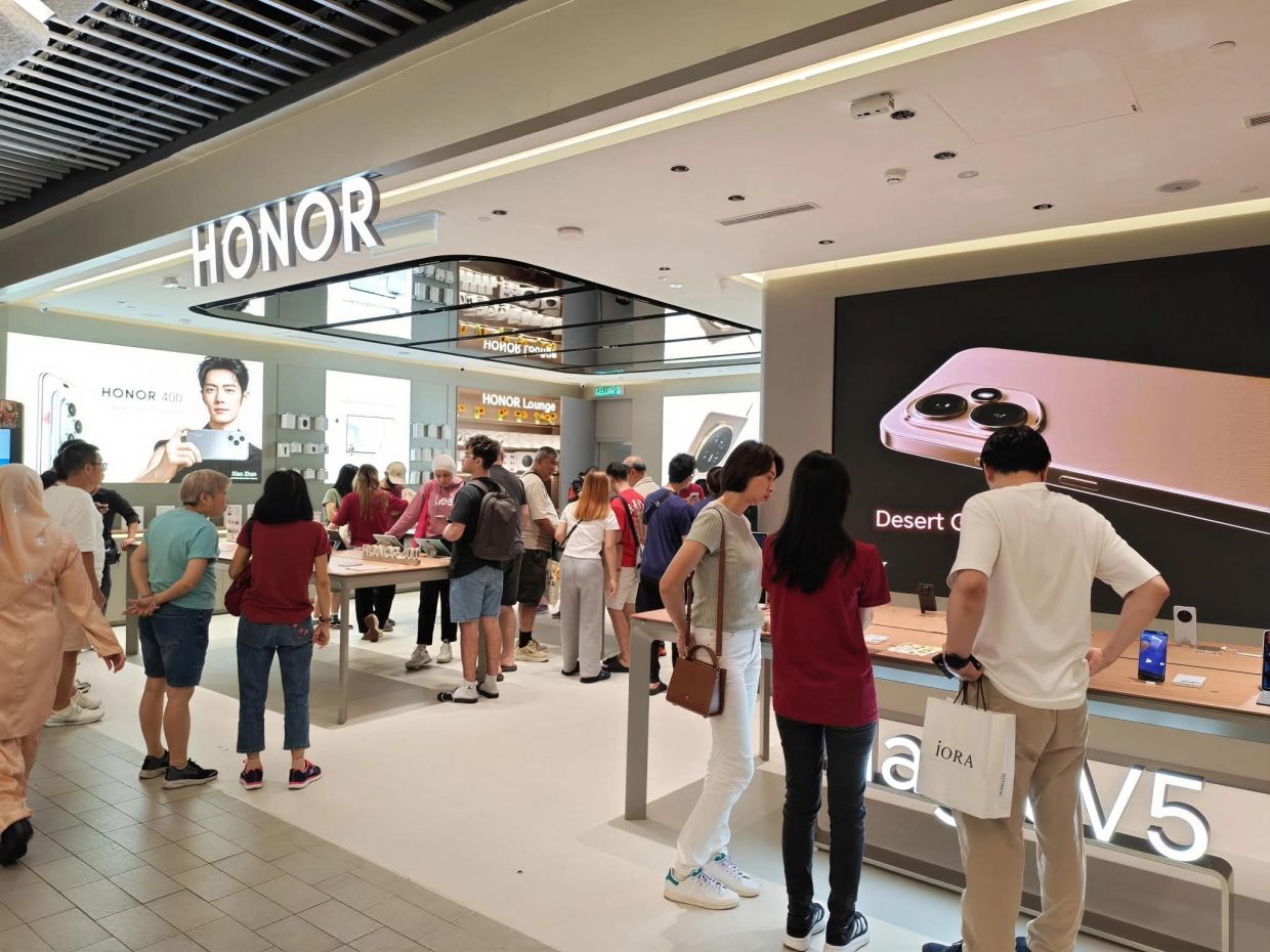 HONOR tops national smartphone sales charts, Magic8 Pro sells out across channels