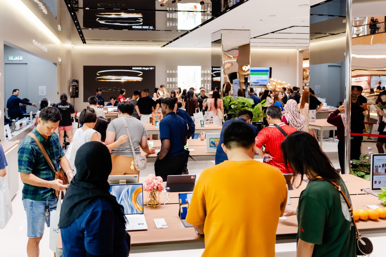 HONOR recorded phenomenal sales following the launch of the HONOR Magic8 Pro last month, with offline channels reportedly booming and online platforms selling out rapidly.