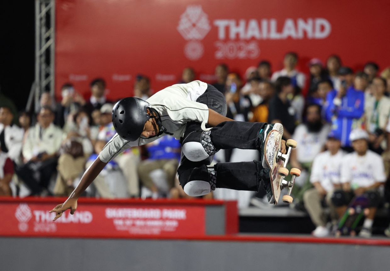 Southeast Asian Games - SEA -Skateboarding - Hua Mark Skatepark, Bangkok, Thailand - December 13, 2025. Indonesia's Farel Aldi Pamungkas in action during the men's park final. - Photo: REUTERS/Chalinee Thirasupa