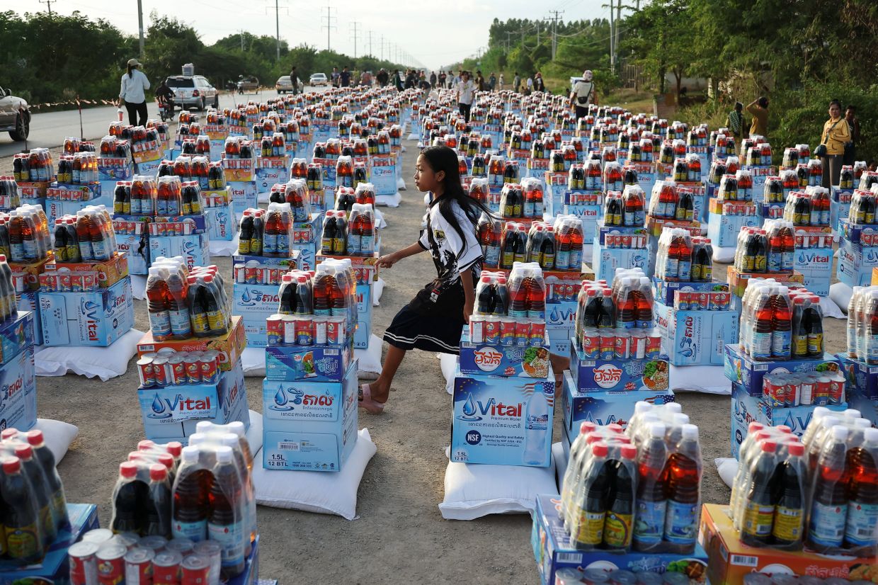 A girl runs between supplies at Wat Por Sovannaram refugee camp, amid clashes between Thailand and Cambodia along a disputed border area, in Ou Chrov district, Banteay Meanchey Province, Cambodia, on Saturday, December 13, 2025.-- Photo: REUTERS/Kim Hong-Ji