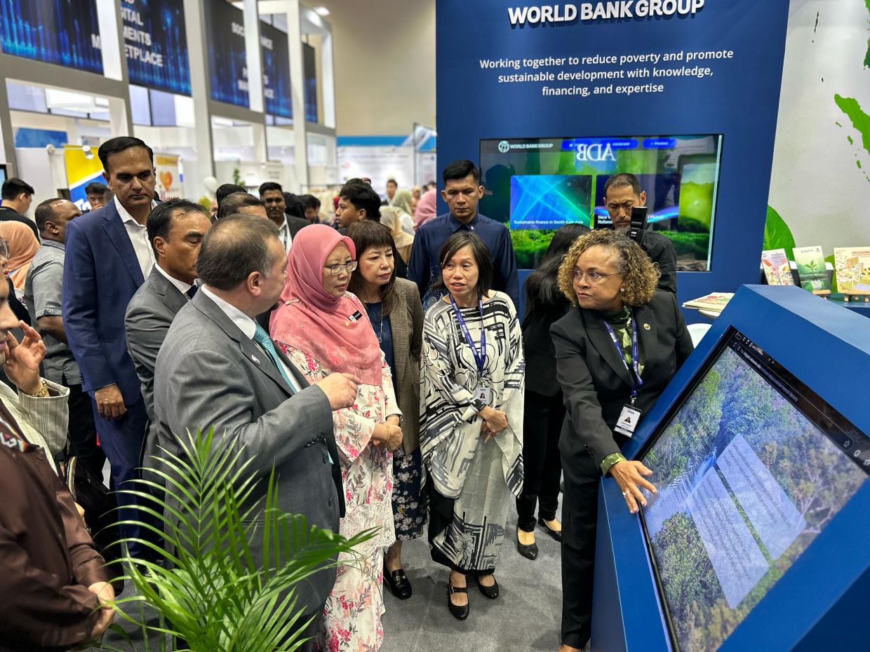Green greeting Finance Minister II Amir Hamzah Azizan, Minister in the Prime Minister's Department (Federal Territories) Datuk Seri Dr Zaliha Mustafa, and Deputy Finance Minister Lim Hui Ying at the World Bank's booth at the Malaysia Open House Exhibition @ASEAN 2025, held in conjunction with Malaysia's Asean Chairmanship and the Asean Finance Ministers and Governors Meetings in April 2025 at the Kuala Lumpur Convention Centre.