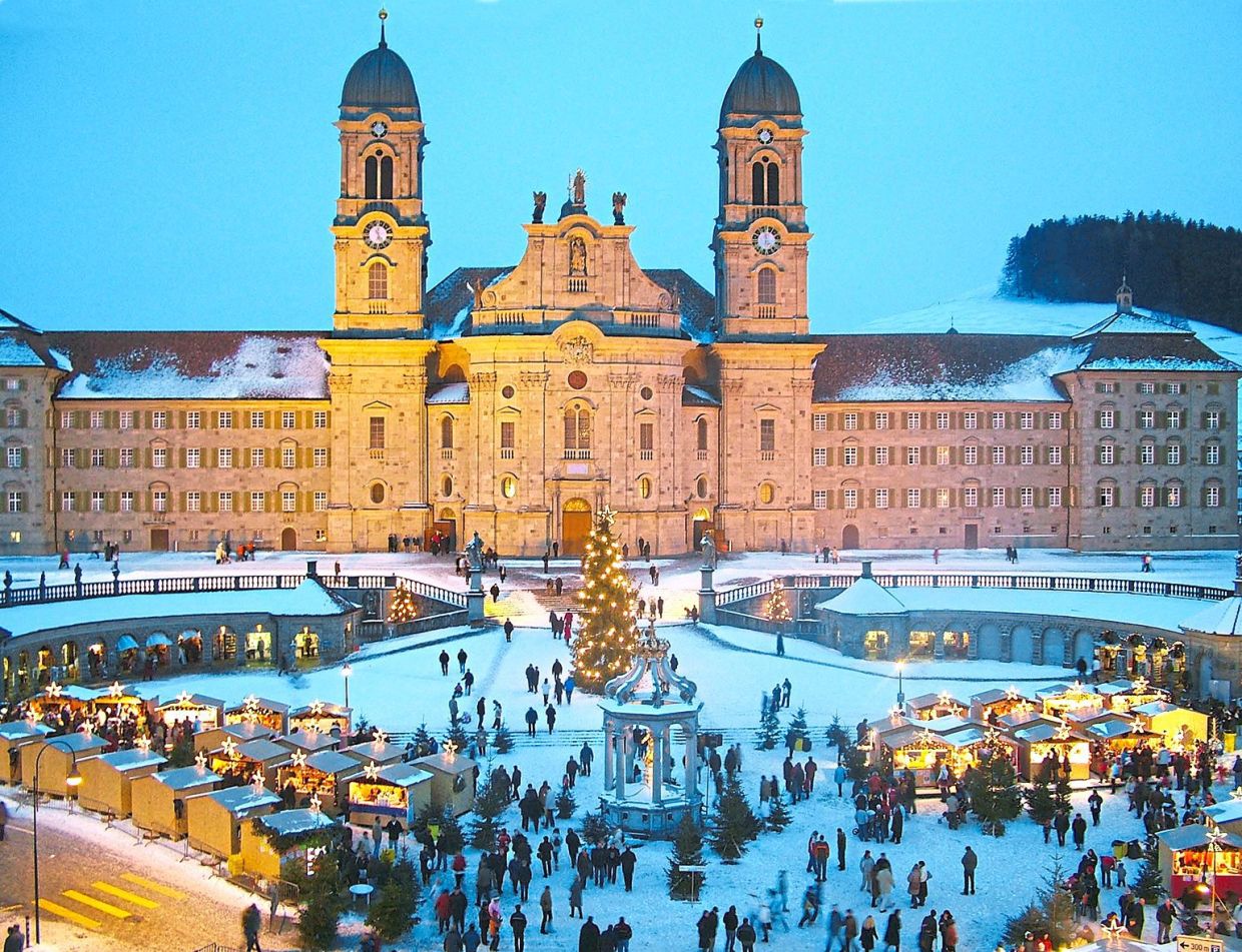 The Christmas market in Einsiedeln is in front of the Benedictine Abbey. — Einsielden Zurich AG