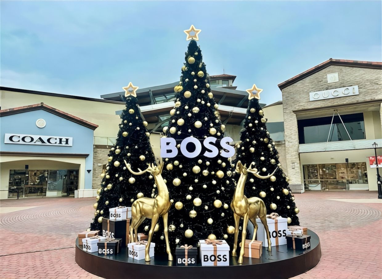The BOSS holiday decorations at Johor Premium Outlets sets the tone for festive accents and elegance for year-end celebrations.