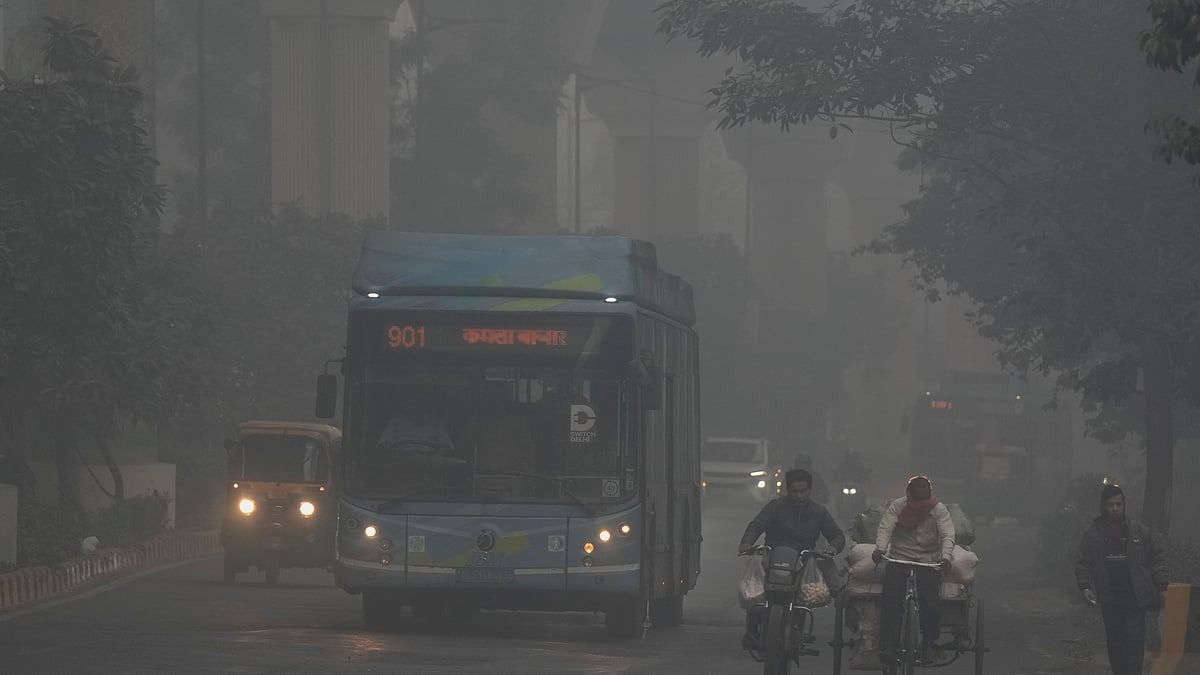 Hundreds of flights cancelled amid thick smog in India