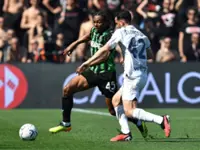 Soccer-Milan held to 2-2 home draw by Sassuolo after late Lauriente equaliser