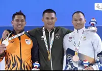 Erry powers his way to silver, Indonesia's Rizki breaks world record