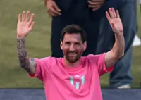 Soccer-Chaos in Kolkata, confetti in Delhi: Messi wraps up eventful India tour