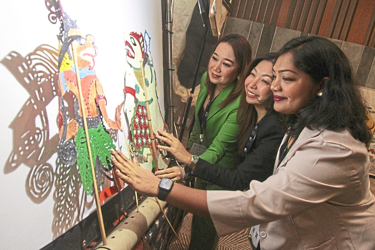 Visitors looking at the ‘wayang kulit’ puppets at a BE @ Penang exhibition.