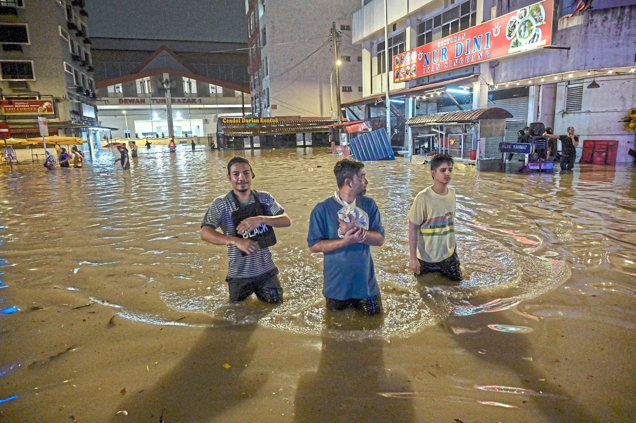 Jalan Sultan Azlan Shah was one of the many areas which experienced heavy flooding on Dec 4 in the capital. — Bernama