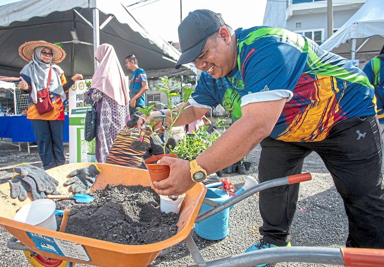 Batu Gajah District Council inks MOUs to boost waste management