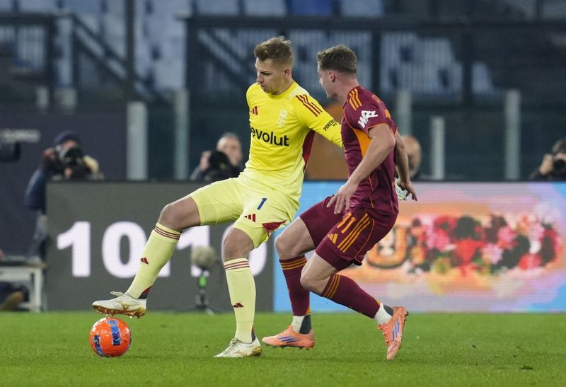 Soccer-Roma remain in title hunt with 1-0 win over Como