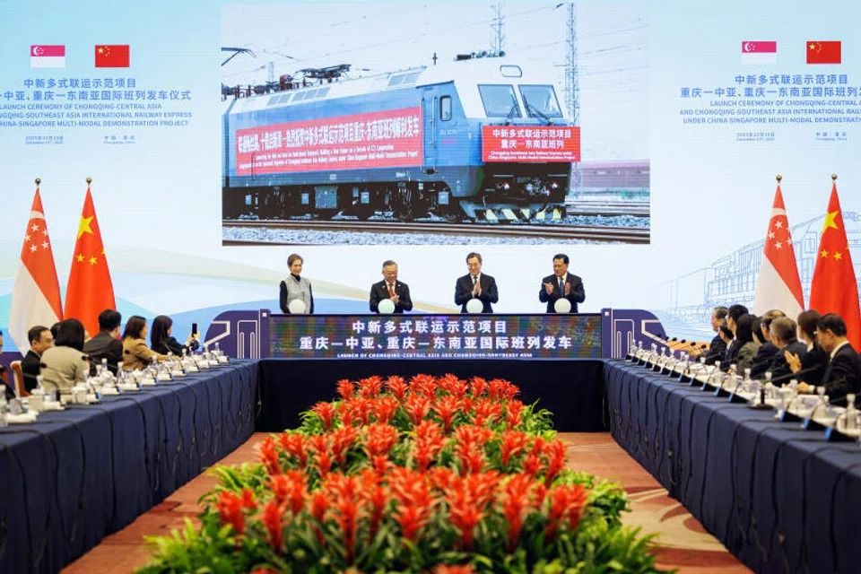 Deputy Prime Minister Gan Kim Yong and Chinese Vice-Premier Ding Xuexiang (next to him), with Minister for Digital Development and Information Josephine Teo and Chongqing Party Secretary Yuan Jiajun, witnessing the virtual launch of two trains from Yuzui Terminal South Yard to Central Asia and South-east Asia. - Photo: MDDI