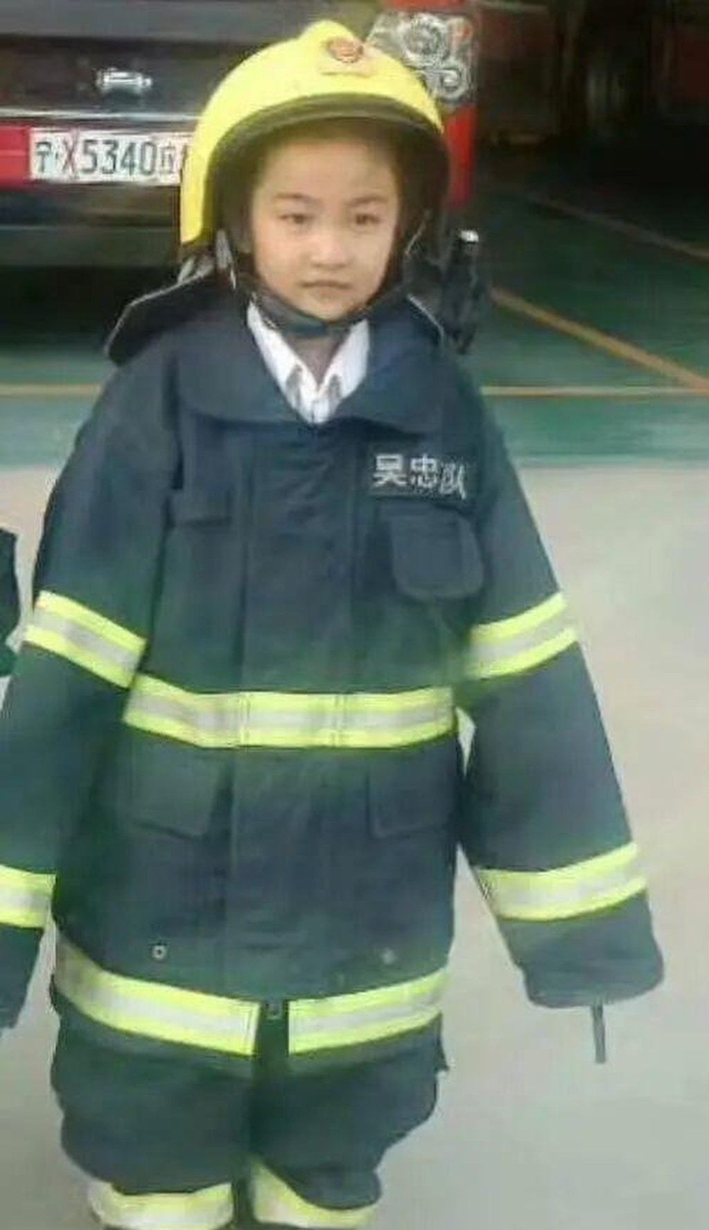 Li as a younger girl visiting a local fire station. She was impressed by the bravery of the firefighters there. - Photo: Baidu