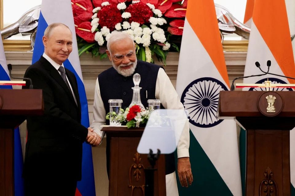 FILE PHOTO: Russian President Vladimir Putin and India's Prime Minister Narendra Modi shake hands as they attend a presentation of a joint statement after their delegation level talks at Hyderabad House in New Delhi, India, December 5, 2025. - Photo: Reuters