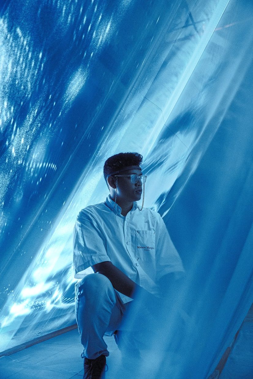 Vasflow is an audiovisual artist merging generative systems and consciousness, using real-time visuals, sound, and EEG interaction. Photo: Moses Tan