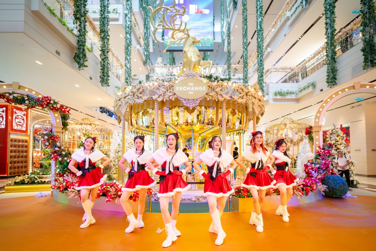 Visit the festive Redemption counter at Central Exchange to collect your exclusive gifts from the 'Twirl into Wonderland' redemption tiers.Visitors enjoy a lively performance as the continuous festive cheer fills 'Twirl into Wonderland' every weekend.