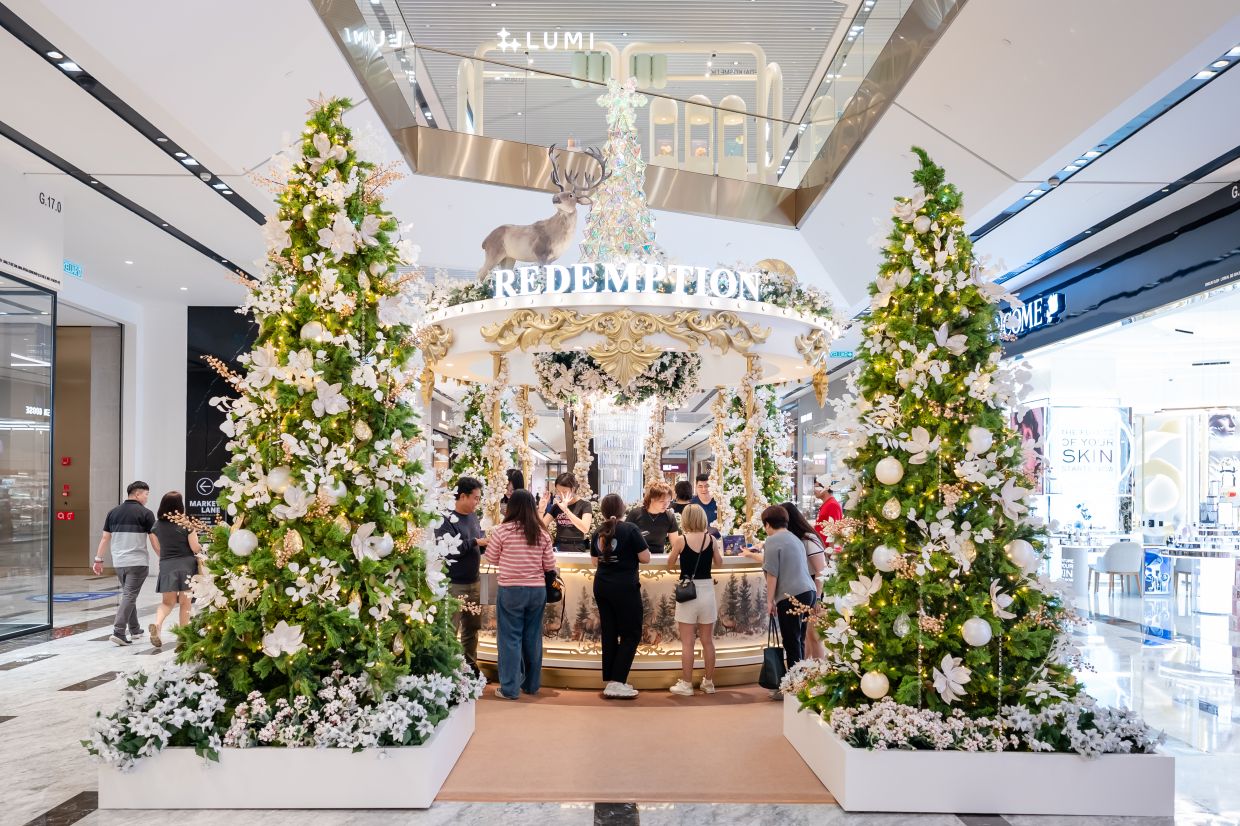 Visit the festive Redemption counter at Central Exchange to collect your exclusive gifts from the 'Twirl into Wonderland' redemption tiers.