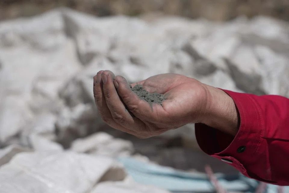 Chinese court sentences 27 people for smuggling antimony ingots