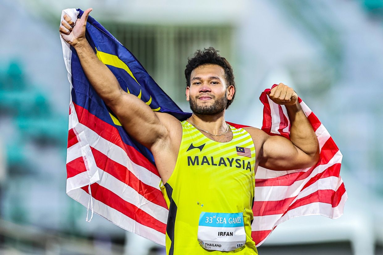 Malaysian athlete Muhammad Irfan Shamshuddin poses for a photograph after triumphing in the Men’s Discus Throw Final at the 33rd SEA Games Thailand at Suphachalasai National Stadium on Tuesday (Dec 16). He secured the gold medal with a record-breaking throw of 60.23 metres. -- Photo: Bernama
