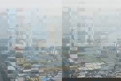 Foreign arrivals to Vietnam hit record high despite pollution, floods