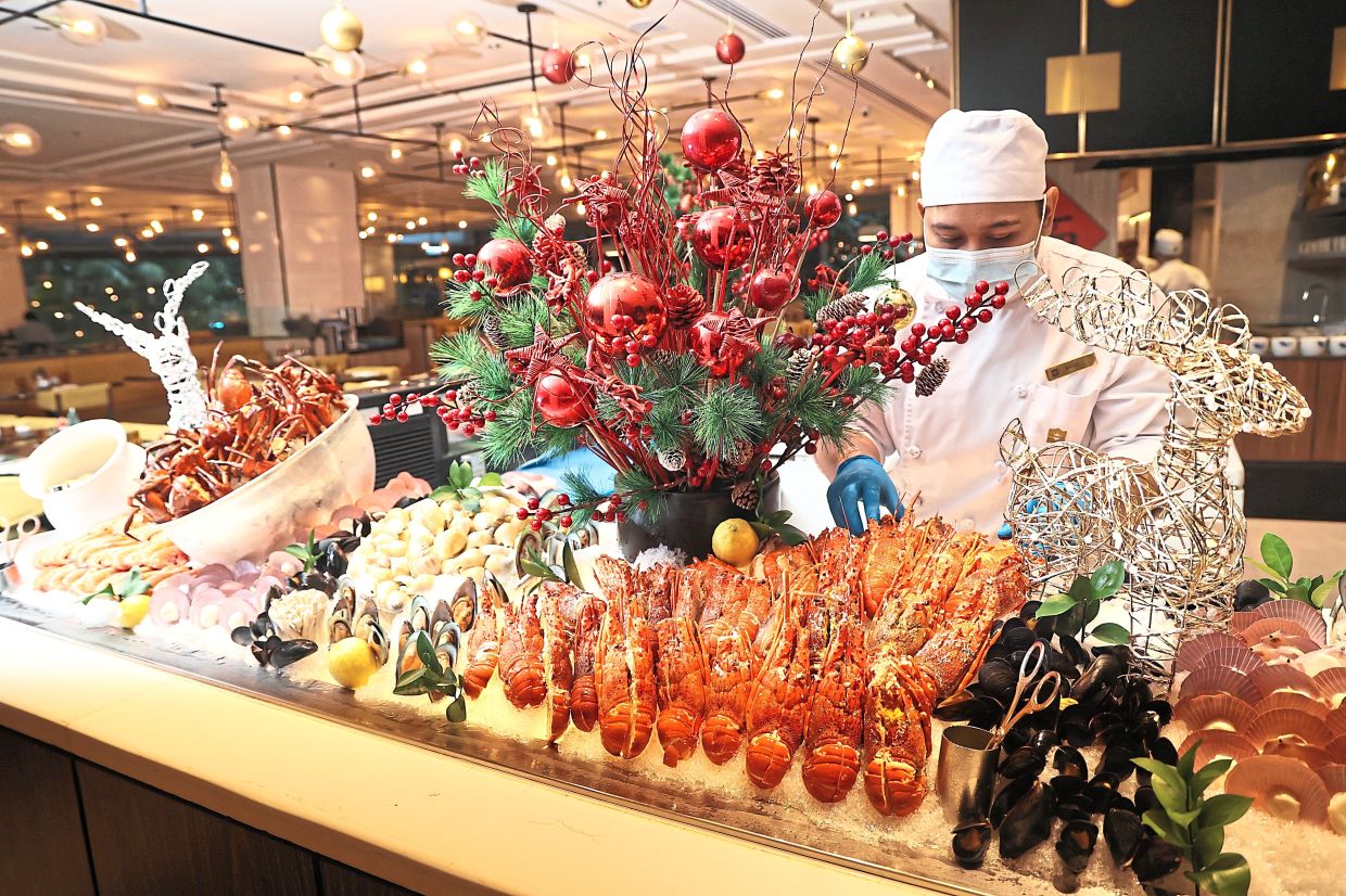 Left: The chilled seafood bar offering lobsters, mussels, clams and prawns arranged over ice. — Photos: AZMAN GHANI/The Star