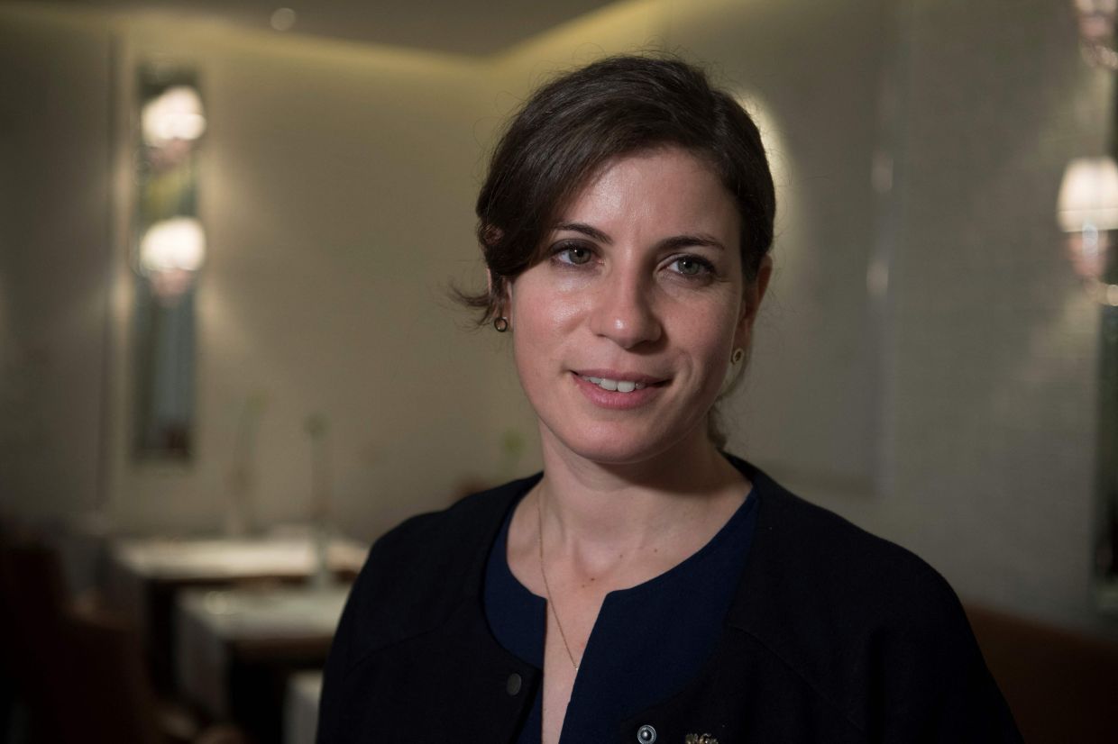 Argentinian sommelier Paz Levinson poses at the restaurant 'La Dame de Pic' on September 14, 2018 in Paris. – Photo: Eric Feferberg / AFP)
