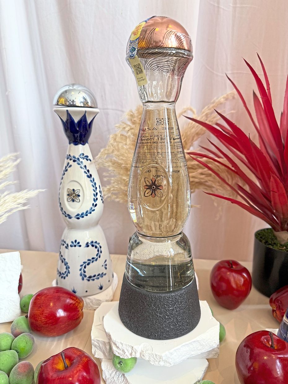 The Clase Azul Ahumado (right), alongside its better-known Reposado sibling.