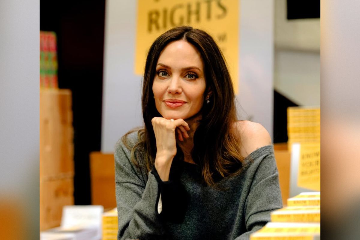 Angelina Jolie reveals mastectomy scars in Time France magazine