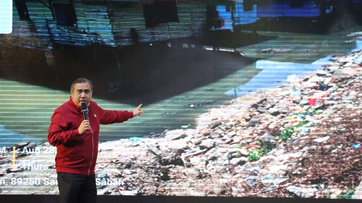 Transport Minister Anthony Loke highlighting the rubbish problem in Semporna during a campaign event