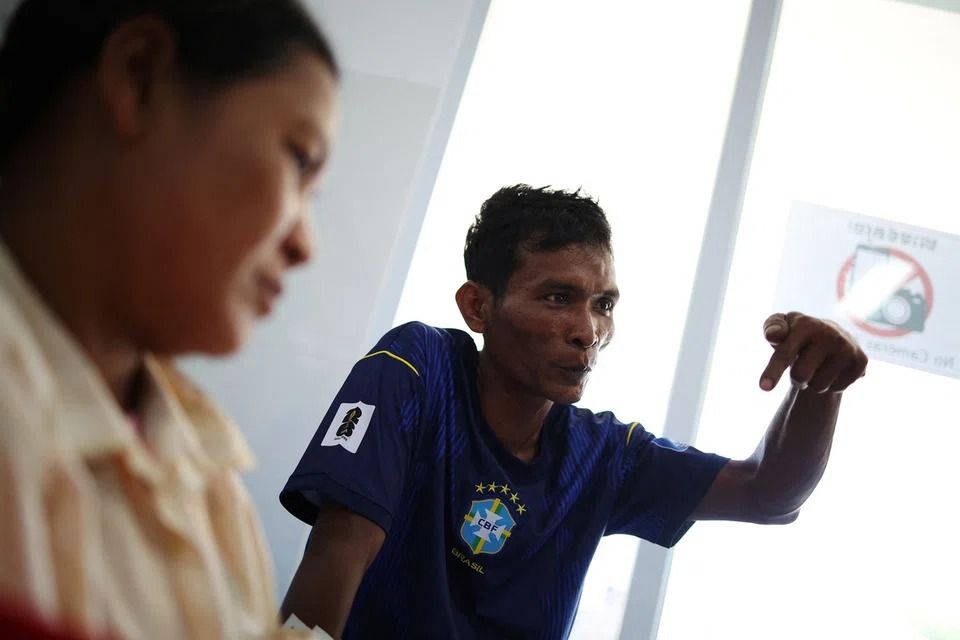 Kun Yong, 47, a Cambodian soldier from anti-drone unit who got injured from the frontline, speaks during an interview with Reuters at Preah Net Preah referral hospital, amid clashes between Thailand and Cambodia along a disputed border area, in Preah Net Preah district, Banteay Meanchey Province, Cambodia, Dec 15, 2025. - Photo: Reuters