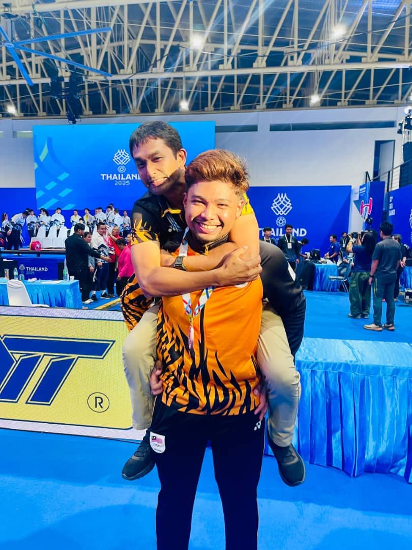 Farris fights through injury to win weightlifting bronze