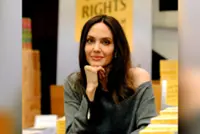 Angelina Jolie reveals mastectomy scars in Time France magazine